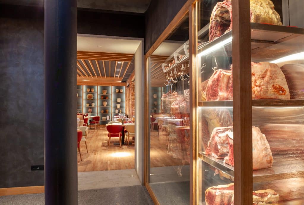 camara de maduracion premium en el centro del salon principal de asador gonzaba madrid restaurante en barrio de salamanca