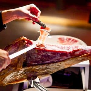 cortador de jamón en evento en restaurante asador gonzaba madrid asador de referencia en el barrio de Salamanca