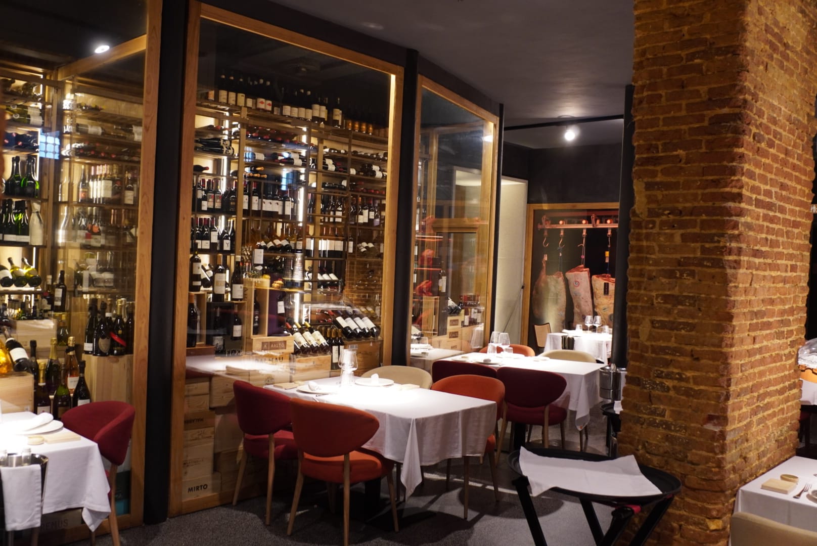 Bodega en Asador Gonzaba Madrid asador referente con mas de 400 referencias