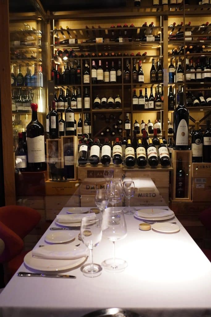 cava de vinos con mas de 400 referencias en asador gonzaba madrid restaurante con alma gallega en el barrio de salamanca