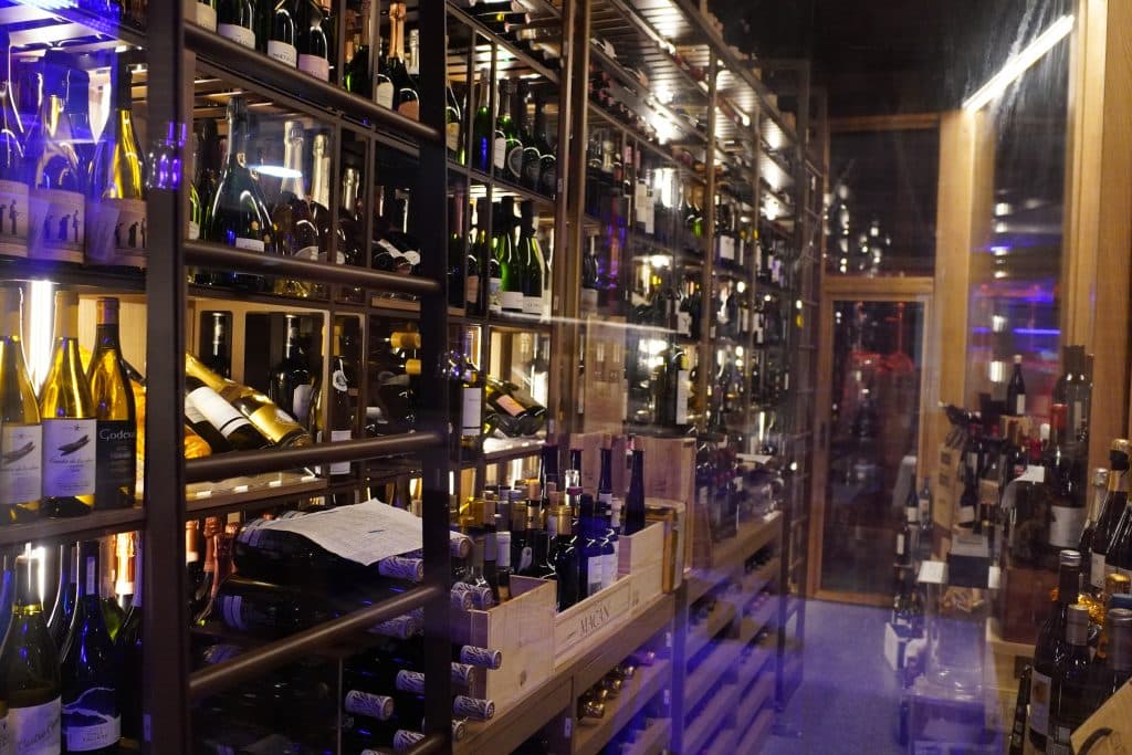 Cava de vinos acristalada de Gonzaba Madrid con más de 400 referencias para maridar eventos privados y corporativos en Barrio de Salamanca