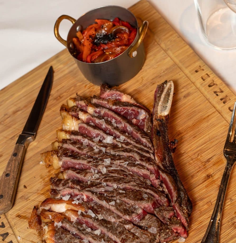 chuleta de vaca gallega de ganaderia propia en asador gonzaba madrid en el barrio de salamanca