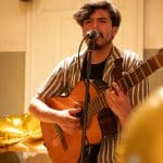 Músico joven tocando la guitarra en una celebración en Gonzaba Madrid, música en directo para eventos privados y corporativos en Barrio de Salamanca