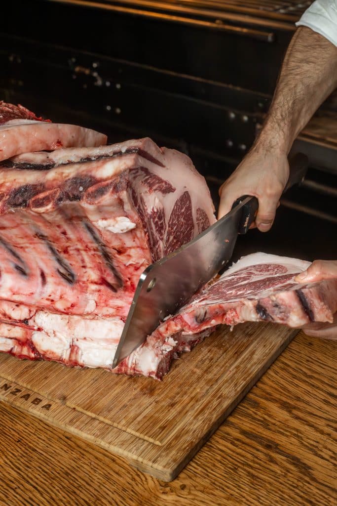 Corte de chuleta de vaca premium en Gonzaba Madrid, carne de ganadería propia para eventos y celebraciones